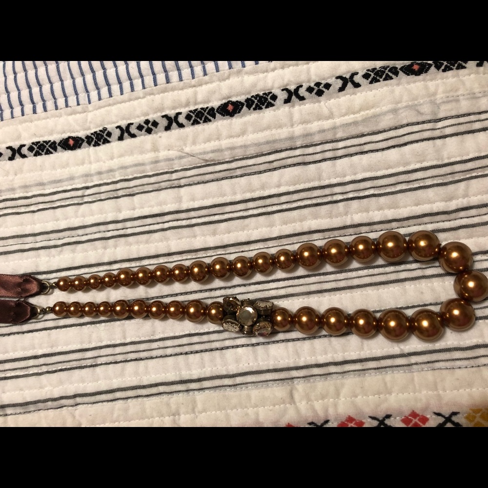 Pretty pearl necklace with lace tie
